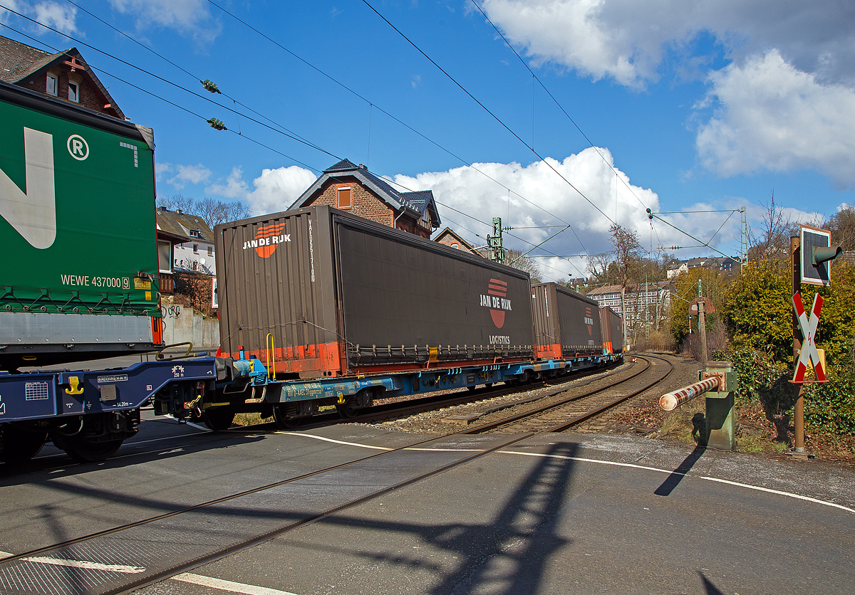 8-achsiger Niederflur-Containertragwagen (Megafret) 33 68 4909 458-4 D-AAEC der Gattung Sffggmrrss 36 der AAE Cargo AG (heute zur VTG), beladen mit zwei 40‘ Wechselbrücken am 19.03.2021 im Zugverband bei der Durchfahrt in Kirchen an der Sieg.

Die UIC Nummer ist hier noch nach dem alten Schlüssel, so steht die dritte und vierte Ziffer als für Kode für das Eigentumsmerkmal (68 = Gemeinschaft der Bentheimer Eisenbahn und der Ahaus–Alstätter Eisenbahn). Bis Ende 2005 wurde mit ihm der Eigentümer eines Wagens kodiert, dann trat der zweistellige Ländercode an seine Stelle. So stände nach dem neuen Nummernsystem eine 80 für Deutschland hier.

Diese Wagen mit zwei tiefen Plattformen auf vier Drehgestellen (acht Achsen) eignet sich zum Transport von 20‘, 30‘, 40‘ Containern und Wechselbehältern nach UIC 592 Norm, in symmetrischer und asymmetrischer Ladekonfiguration auf der kompletten Ladelänge. Die Gesamtlänge des Wagens wird mit Hilfe eines kurzen Kupplungssystem zwischen den zwei Tiefladeplattformen optimiert.

Bei einer Ladehöhe von nur 825 mm ist es möglich, Container von 9‘6“ (Highcube) durch den Ärmelkanal-Tunnel in europäische Terminals zu transportieren.

Volumengüter können ausgezeichnet transportiert werden und es ist möglich, Wechselbehälter und Container mit einer externen Höhe von 3.220 mm innerhalb des C-45 Profils zu fahren.

TECHNISCHE DATEN:
Spurweite: 1.435 mm
Länge über Puffer: 36.440 mm
Drehzapfenabstand: 2 x 13.080 mm
Radsatzstand in den Drehgestellen: 2.000 mm
Laufraddurchmesser: 730 mm (neu)
Ladelänge: 2 x 16.105 m 
Höhe der Ladeebene über S.O.: 825 mm
Eigengewicht: 39.000 kg
Max. Zuladung bei Lastgrenze S und SS: 89 t (ab Streckenklasse A)
Max. Geschwindigkeit: 120 km/h
Kleinster bef. Gleisbogenradius: 150 m (im Zugverband) / 75 m der Einzelwagen
Bremse: 2 x KE GP-A
Feststellbremse: Ja
Intern. Verwendungsfähigkeit: RIV