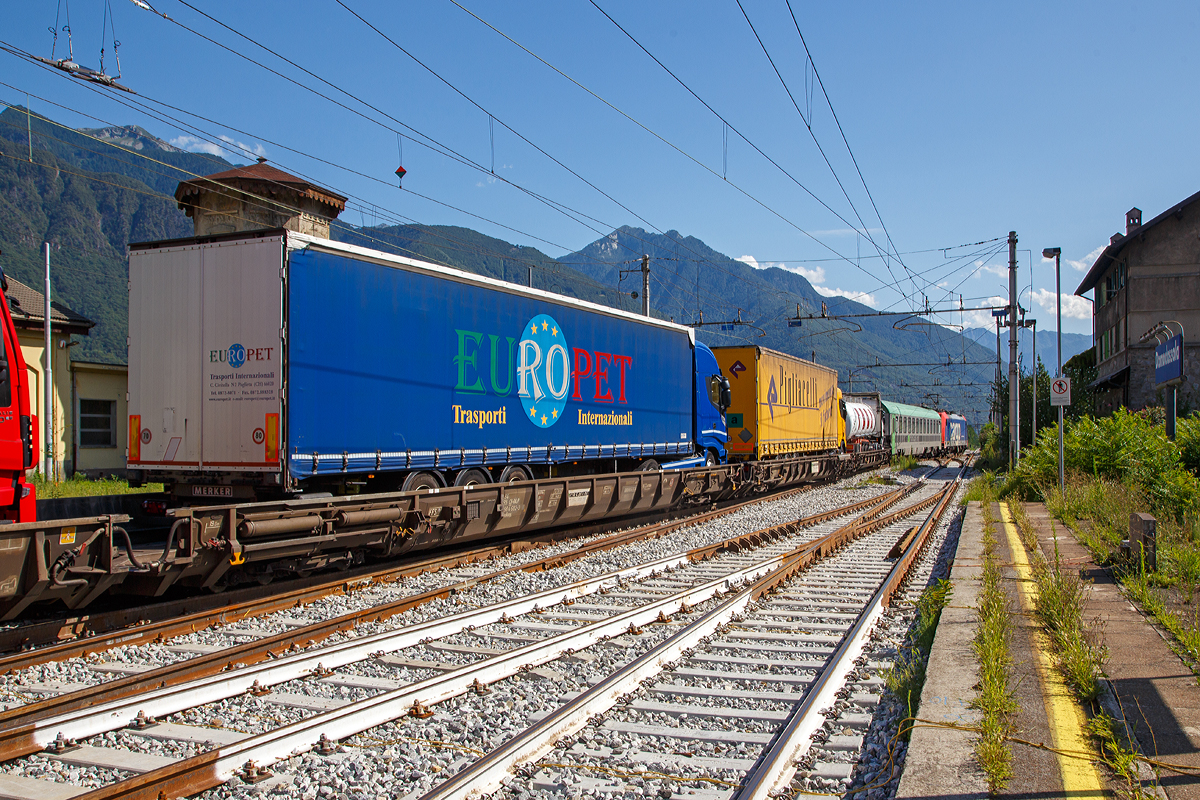 
8-achsiger Niederflurwagen »Rollende Landstraße« der Gattung Saadkms, 84 85 4984 692-3 Ch-RALP der RAlpin AG, am 03.08.2019 im Zugverband in Domodossola, in Richtung Novara fahrend.

Das Fahrzeug ist für den Transport von Last- und Sattelzügen im begleiteten Verkehr, einer Form des kombinierten Ladungsverkehrs, vorgesehen und kommt in alpenquerenden Shuttlerelationen zum Einsatz. Dabei fahren Lastkraftwagen in speziellen Terminals direkt von der Straße über eine Rampe auf den Wagen, um vom Ausgangsort zum Ziel transportiert zu werden. Der Fahrer zieht sich in einen speziellen Begleitwagen mit Liegeabteilen zurück, fährt am Zielort weiter und liefert die Ware sicher beim Kunden ab. Diese Form des kombinierten Verkehrs von Schiene und Straße – Rollende Landstraße (ROLA) – gewinnt, nicht zuletzt aufgrund von gesteigertem Verkehrsaufkommen und Umweltbewusstsein, immer mehr an Bedeutung.

Die letztentwickelte Version der Wagen ermöglicht eine Zuladung von 44 t sowie mit ihrer nochmals minimierten Höhe der Ladefläche den Transport von Sattelanhängern bis 4 m Eckhöhe auf der St. Gotthard – Achse.

TECHNISCHE DATEN:
Spurweite: 1.435 mm
Länge über Puffer: 19.995 mm (mit Kopfstück) / 19.590 mm (ohne Kopfstück)
Drehzapfenabstand: 13.700 mm
Achsabstand in den Drehgestellen: 750 / 700 / 750 mm
Laufkreisdurchmesser: 380 (neu) / 355 mm (abgenutzt)
Ladelänge: 18.600 mm (mit Kopfstück) / 19.000 mm (ohne Kopfstück)
Eigengewicht: ca. 17.500 kg
Max. Zuladung: (S) 44,0 t ab Streckenklasse A
Zul. Geschwindigkeit: 100 km/h
Kleinster bef. Gleisbogenradius: R 150 m (R 80 m als Einzel Wagen)
Bauart der Bremse: O-GP-A 
Drehgestell-Bauart: gummigefedert BA 690
