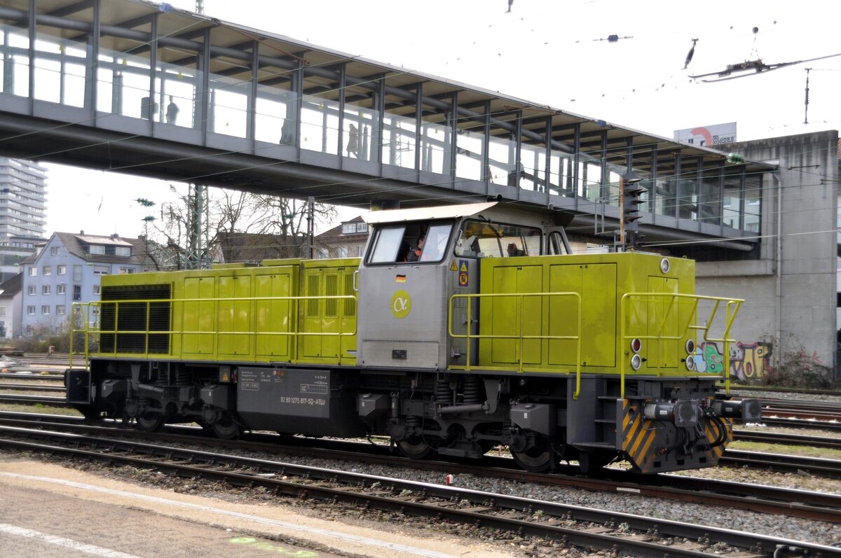 92 80 1 275 817-5 D-ATLU in Ulm am 22.03.2024. Die Lok hat die Position Ende eines Schwellenzuges verlassen und wird sich vor die 143 555 hängen.
