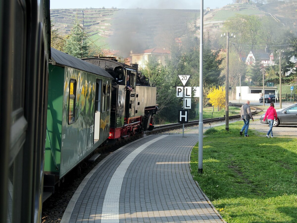 99 1762-6 Fahrt mit dem Zug durch das L��nitztal am 12.04.2016. Auf den H�geln ist der Weinanbau zu sehen.