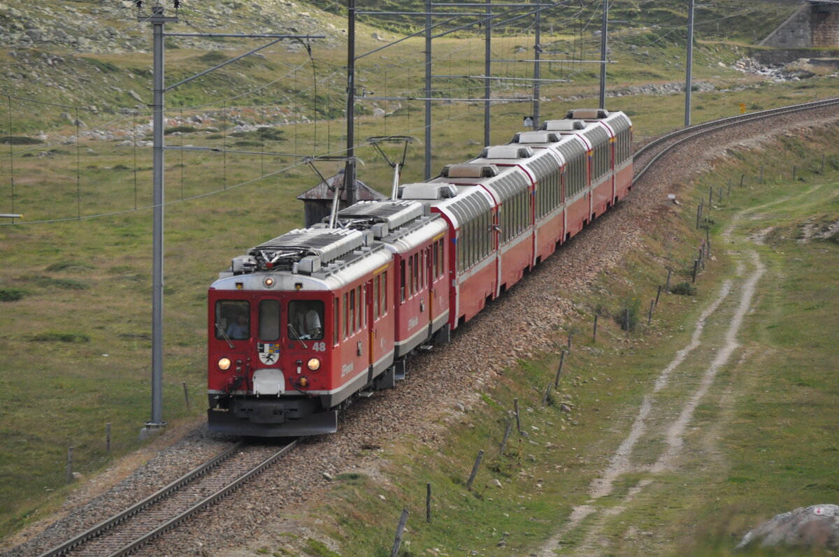 ABe 4/4 Nr.47 und 48 nit Bernina-Express bei Lagalp auf dem Bernina-Plateau am 27.08.2009.