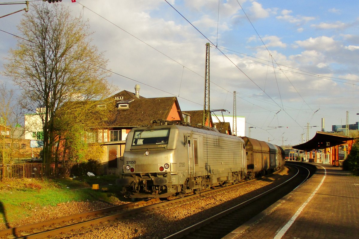 Akiem 37050 durcheilt am Abend von 27 März 2017 Völklingen·