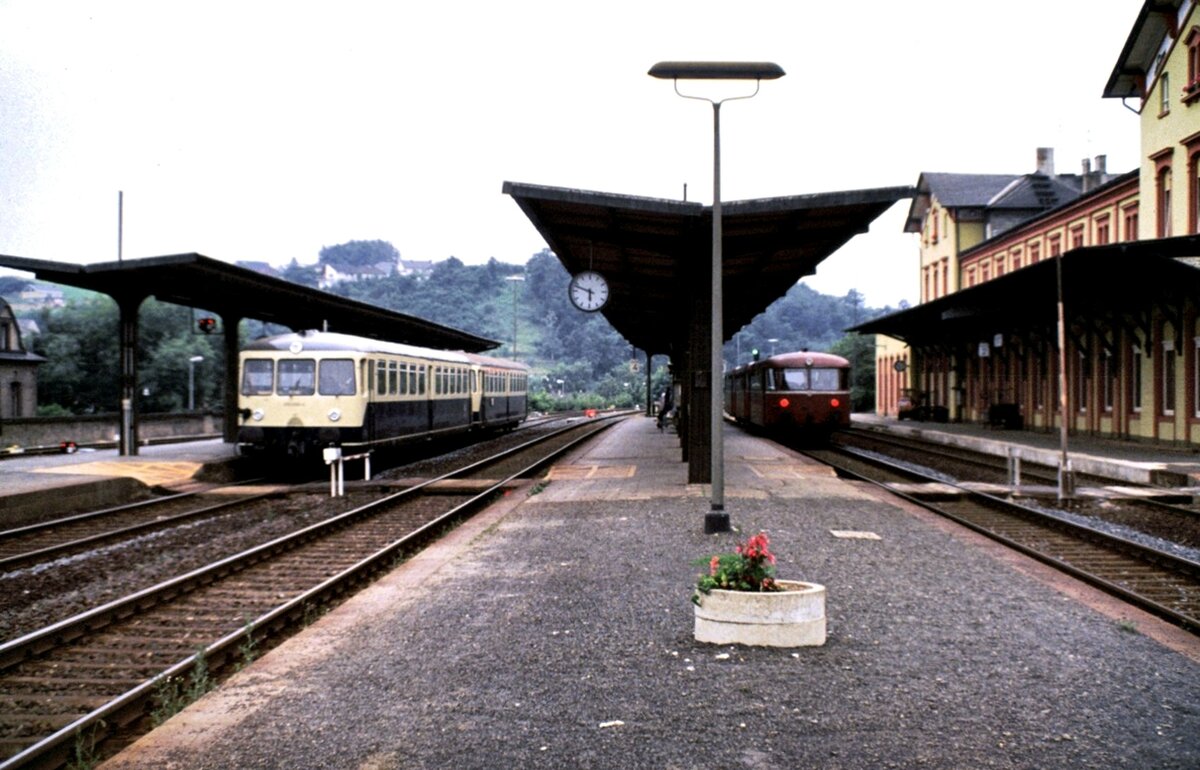 Akkutriebwagen 515 mit Anh�nger 815 und 798 Uerdinger Schienenbus im Bahnhof Diez am 17.07.1979.