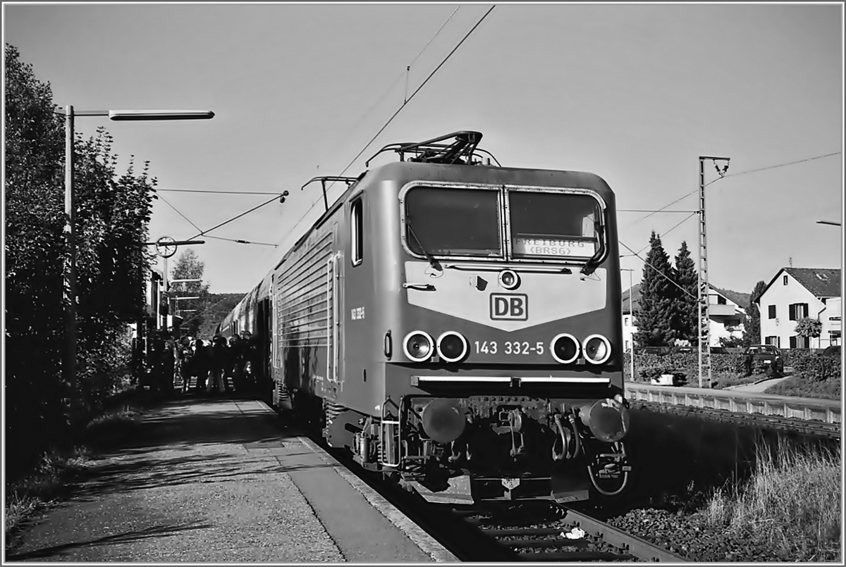Als die Einstellung des  Kleber Express  absehbar war, gönten wir uns eine Fahrt von München nach Freiburg mit dem wohl bekanntesten Eilzug zu jener Zeit. Und wir hätten es fast geschafft die gesamte Reise mit dem berühmten Zug zurückzulegen, hätte nicht zwischen Hinterzarten und Himmelreich eine Baustelle den Zug an der Weiterfahrt gehindert... 
Immerhin, dafür gab es als Entschädigung dieses Bild der DB 143 332-5 im Bahnhof Himmelreich.
11. Okt. 2001