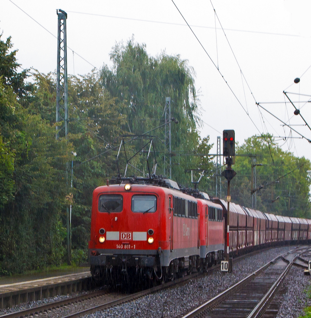 
Als es aus Eimern schüttete, zogen am 29.08.2014 die 140 811-1 der  DB Schenker Rail Deutschland AG und eine weitere Schwestermaschine einen Kohlezug durch den Bahnhof Bonn-Beuel in Richtung Süden.