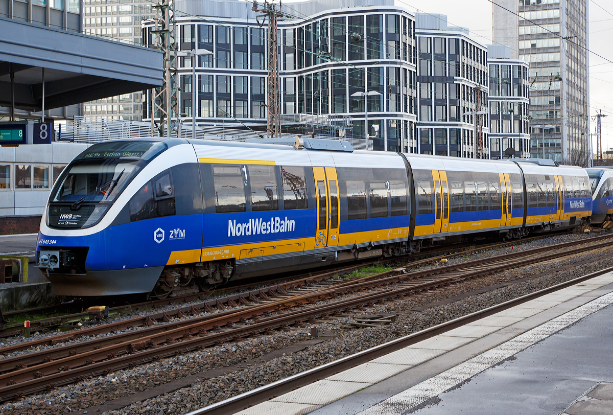 
Als Portait....
Der VT 643 344 (95 80 0643 344-4 D-NWB / 95 80 0943 344-1 D-NWB / 95 80 0643 844-3 D-NWB), ein dreiteilige Bombardier Talent mit diesel-mechanischem Antrieb, der NordWestBahn GmbH (NWB) am 08.02.2016 im Hauptbahnhauf Essen. Hier gekuppelt mit VT 643 345 als RE 14  Der Borkener  (Essen – Bottrop – Dorsten – Borken). 

Der dreiteilige Dieseltriebzug wurde 2006 von Bombardier in Aachen (ehemals Waggonfabrik Talbot) unter den Fabriknummern 192740 bis 192742 gebaut. Das Akronym TALENT steht dabei f�r Talbot leichter Nahverkehrs-Triebwagen.

Als Baureihe 643 (Endwagen) und 943 (Mittelwagen) werden die dreiteiligen Talent mit diesel-mechanischem Antrieb bezeichnet. Es gibt aber auch Zweiteiler (zwei Endwagen der BR 643) und Vierteiler (zwei Endwagen der BR 643 und zwei Mittelwagen der BR 943). Die Gelenke sind als Wagen�bergang �ber einem Jakobs-Drehgestell ausgef�hrt. Angetrieben sind immer nur die Drehgestelle an den Enden der Wagen. Au�er �ber den beiden (voneinander unabh�ngigen) Antriebseinheiten ist der Triebwagen durchg�ngig niederflurig ausgef�hrt. Die Fu�bodenh�he ist w�hlbar zwischen 590 mm, 800 mm oder 960 mm �ber Schienenoberkante im Niederflurteil und somit am Einstieg. Die Fahrzeuge der DB Regio haben Fu�bodenh�he im Niederflurteil von 590 mm, bei den Fahrzeugen der NordWestBahn sind es 800 mm. Diese Fahrzeuge weisen einen im Vergleich zur Baureihe 644 h�heren Komfort auf. Dickere Polster sowie Armlehnen in der 2. Wagenklasse sind im Gegensatz zum 644 vorzufinden. Au�erdem ist der Innenraum anders aufgebaut, unter anderem besitzt der VT 643 ein kleineres Mehrzweckabteil. Der Antrieb ist dieselmechanisch, der des VT 644 dieselelektrisch. 


Angetrieben sind immer zwei Drehgestelle je Einheit. Die Antriebsausr�stung ist entsprechend den jeweiligen Einsatzbedingungen der Fahrzeuge grundverschieden.
Technische Merkmale:
Helle freundliche Fahrgastr�ume mit hohem Niederfluranteil
Rollstuhlgerechte WC-Kabine, auch f�r Elektrorollst�hle  geeignet und 1 weiteres WC Leichtbauweise aus Aluminium
Redundante Antriebsausr�stung bestehend aus 2 Antriebsstr�ngen mit je einem Transformator, IGBT Stromrichter und 2 Asynchronfahrmotoren
Auslegung des Wagenkastens auf eine L�ngsdruckkraft von 1.500 kN
Luftgefederte Fahrwerke sorgen f�r die erforderliche Laufruhe
Breite, zweifl�gelige Schwenkschiebet�ren
Einstiegsh�he 780 mm
Spalt�berbr�ckung und Schiebetritt pro Einstiegst�r

Technische Daten der BR 643 dreiteilig der NWB:
Spurweite: 1.435 mm (Normalspur)
Achsanordnung: B' 2' 2' B'
L�nge �ber Kupplung:   48.360 mm 
Fahrzeugbreite:  2.925 mm
Fahrzeugbodenh�he im Einstieg: 800 mm  (DB 590 mm)
T�ren pro Fahrzeugseite:  3
Sitzpl�tze:  141
Eigengewicht:  72,0 t 
Antriebsart:  dieselmechanisch
Motorleistung  2 x 315 kW
H�chstgeschwindigkeit  120 km/h
Beschleunigung  0,7 m/s�
Bremsverz�gerung  1,2 m/s�
