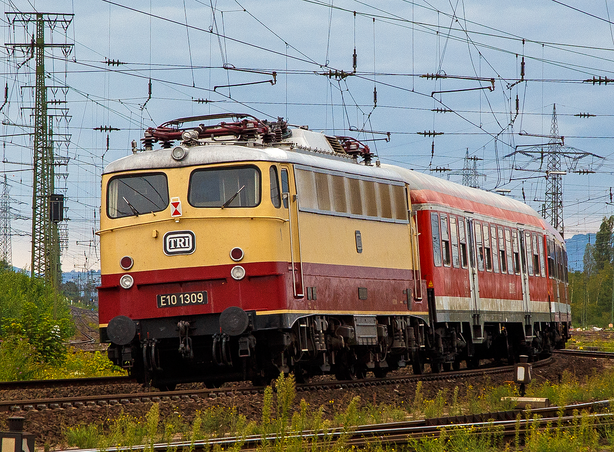 Als Schlußläufer an einem TRI Personenzug am 04.09.2020 durch Koblenz-Lützel in Richtung Köln, die AKE / TRI E10 1309 (91 80 6113 309-9 D-TRAIN) der Train Rental International GmbH.

Die Lok, eine sogenannte „Bügelfalten“ E10.12 mit Henschel-Schnellfahrdrehgestellen für dem TEE Rheingold bzw. TEE Rheinpfeil, wurde 1963 von Krauss-Maffei in München-Allach unter der Fabriknummer 19014 gebaut (der elektrische Teil ist von Siemens) und an die Deutschen Bundesbahn als E10 1309 in kobaldblau/beige geliefert. Mit der Einführung des EDV-gerechte Nummernsystems erfolgte zum 01.01.1968 die Umzeichnung in DB 112 309-0. Nach der deutschen Wiedervereinigung und dem darauffolgenden Vereinigung der beiden deutschen Staatsbahnen (DB und DR) wurde sie zum 01.01.1991 in DB 113 309-9 umgezeichnet und fuhr so bis zur Ausmusterung und Verkauf im Jahr 2014.