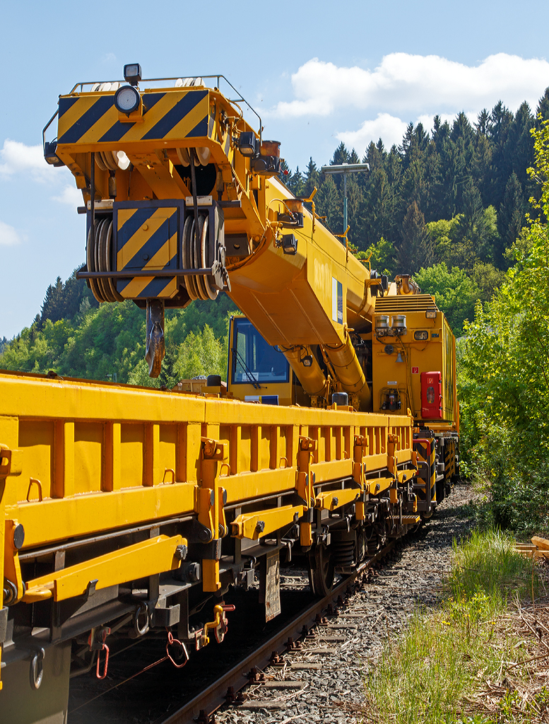 
Am 10.05.2015 konnte ich ihn in Siegen-Eintracht in Ruhestellung (abgestellt) fotografieren, leider nicht voll zugänglich...
Der 125t - KIROW Gleisbauschienenkran KRC 810 T der Hering Bau (Burbach), Schweres Nebenfahrzeug Nr. D-HGUI 99 80 9419 010-0, hier mit dem Schutzwagen D-HGUI 33 80 3998 213-1 (der Gattung Res 072-1) und hinten noch mit einem weiteren Schutz- bzw. Gegenlastwagen der Gattung Res.