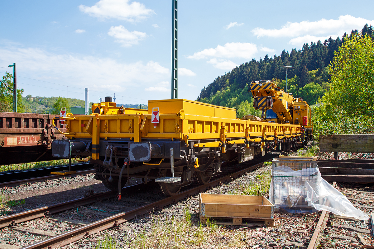 
Am 10.05.2015 konnte ich ihn in Siegen-Eintracht in Ruhestellung (abgestellt) fotografieren, leider nicht voll zugänglich...
Der 125t - KIROW Gleisbauschienenkran KRC 810 T der Hering Bau (Burbach), Schweres Nebenfahrzeug Nr. D-HGUI 99 80 9419 010-0, hier mit dem Schutzwagen D-HGUI 33 80 3998 213-1 (der Gattung Res 072-1) und hinten noch mit einem weiteren Schutz- bzw. Gegenlastwagen der Gattung Res.