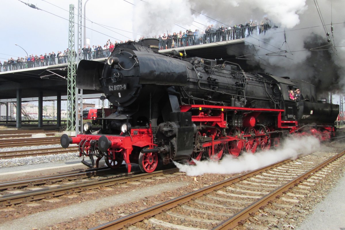 Am 12 April 2014 bietet 52 8179 sich an für Lokmitstandsfahrten bei Dresden-Altstadt.