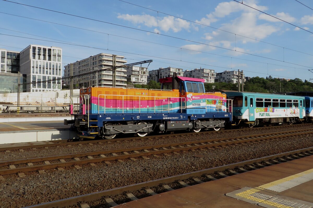 Am 12 Juni 2022 kn�ttert 712 217 mit der Leergarnitur von der Cyklohrady aus Praha hl.n. aus.