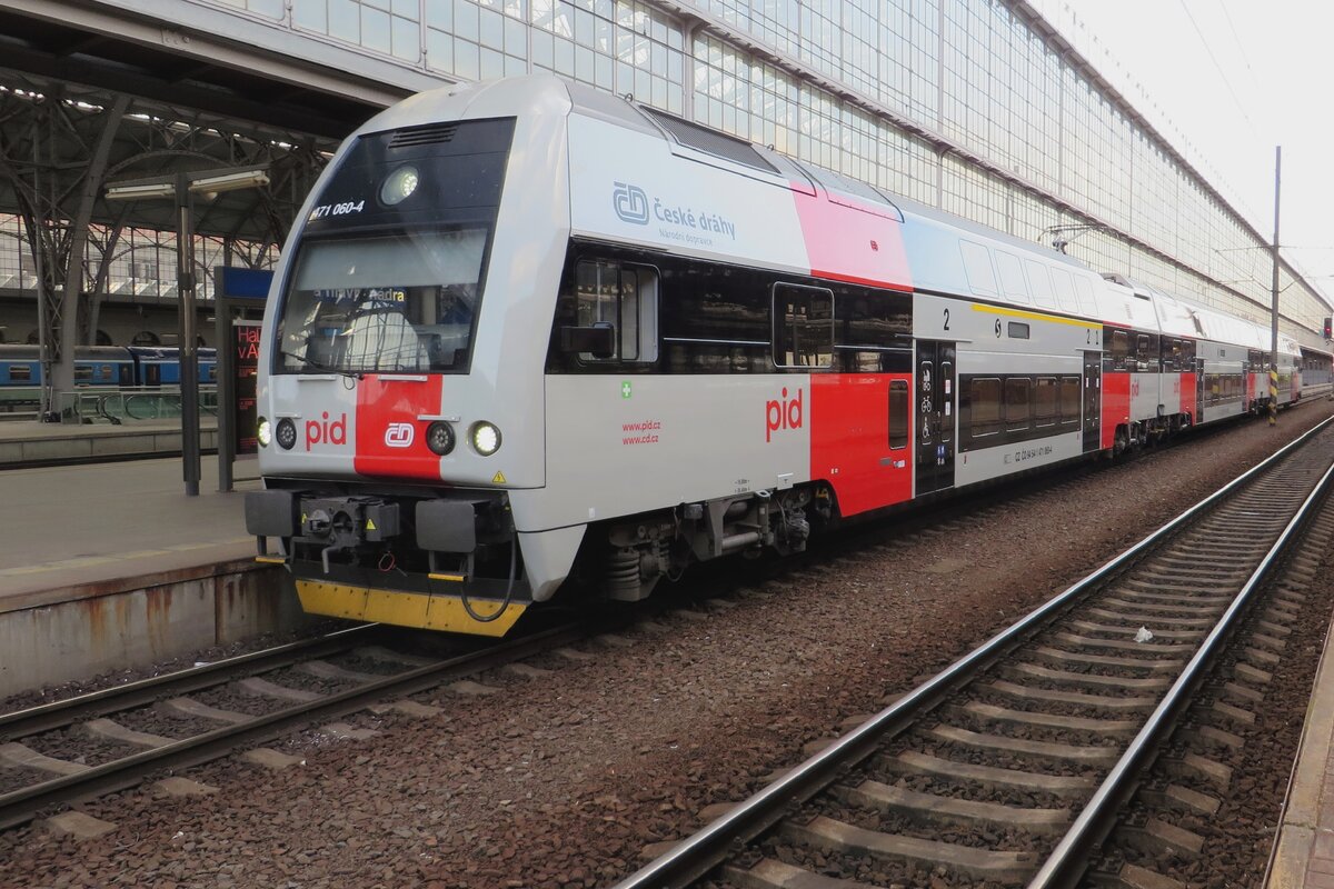 Am 12 Juni 2022 steht 471 060 in die neue PID Farben in Praha hl.n.