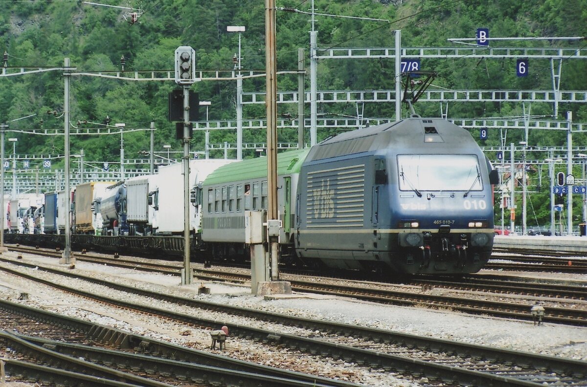 Am 13 Mai 2010 war in Brig noch keinen Larmschutzwand und k�nnte BLS 465 010 mit deren KLV noch fotografiert werden. 