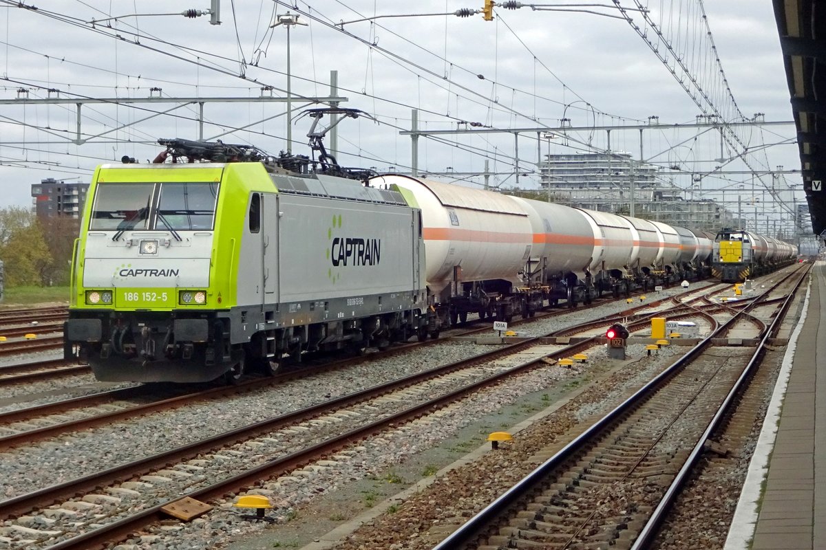 Am 14 April 2020 steht CapTrain 186 152 mit ein umgeleiteter Kesselwagenzug in Nijmegen.