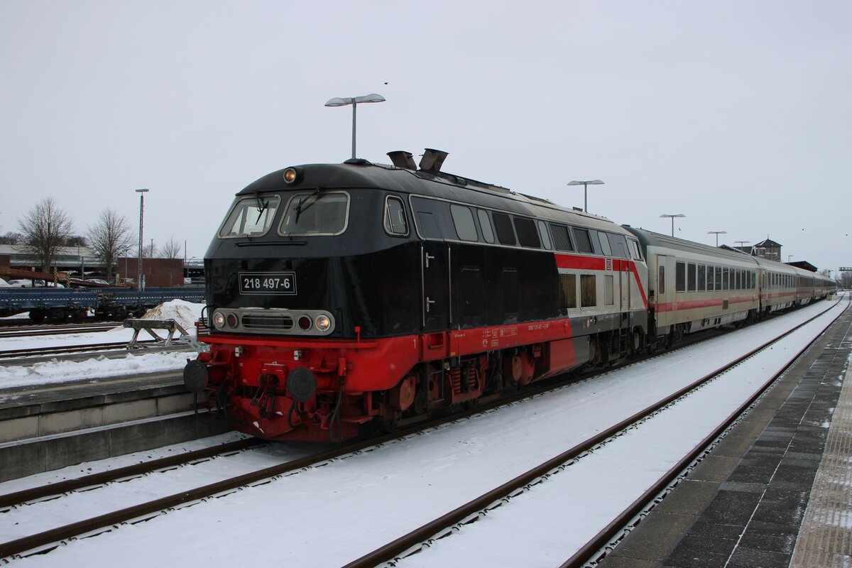 Am 16 Februari 2026 steht 218 497 mit ein IC nach Hamburg in Nieb�ll.