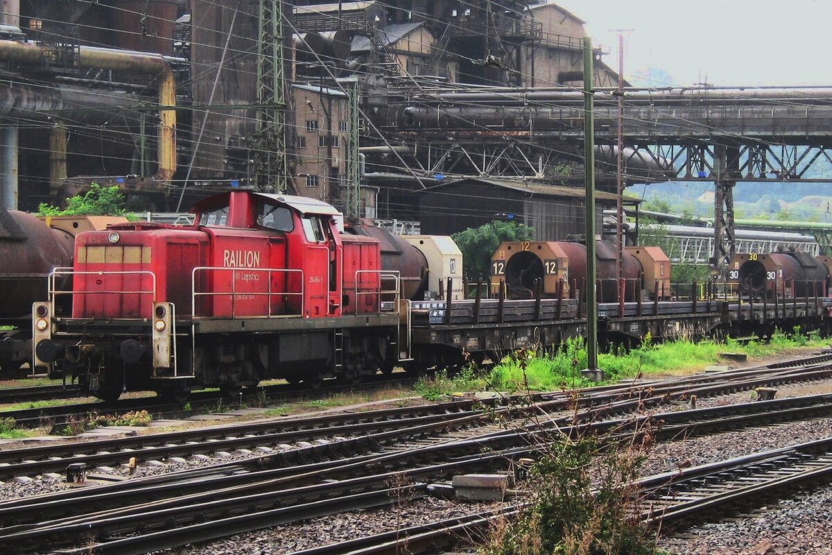 Am 16 September 2011 rangiert 294 854 ein Torpedostahlzug in Völklingen. 