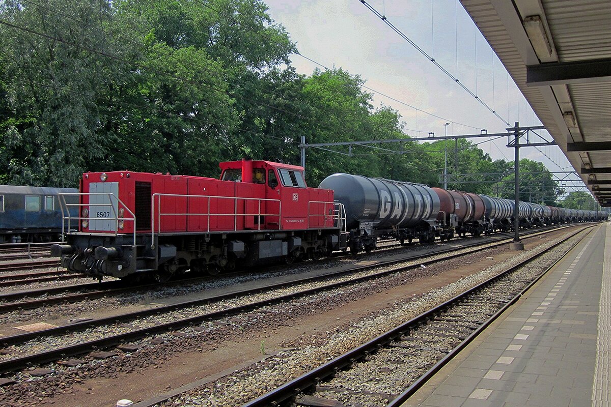 Am 18 Juni 2013 steht 6507 mit ein Kesselzug nach Kijfhoek in Dordrecht.