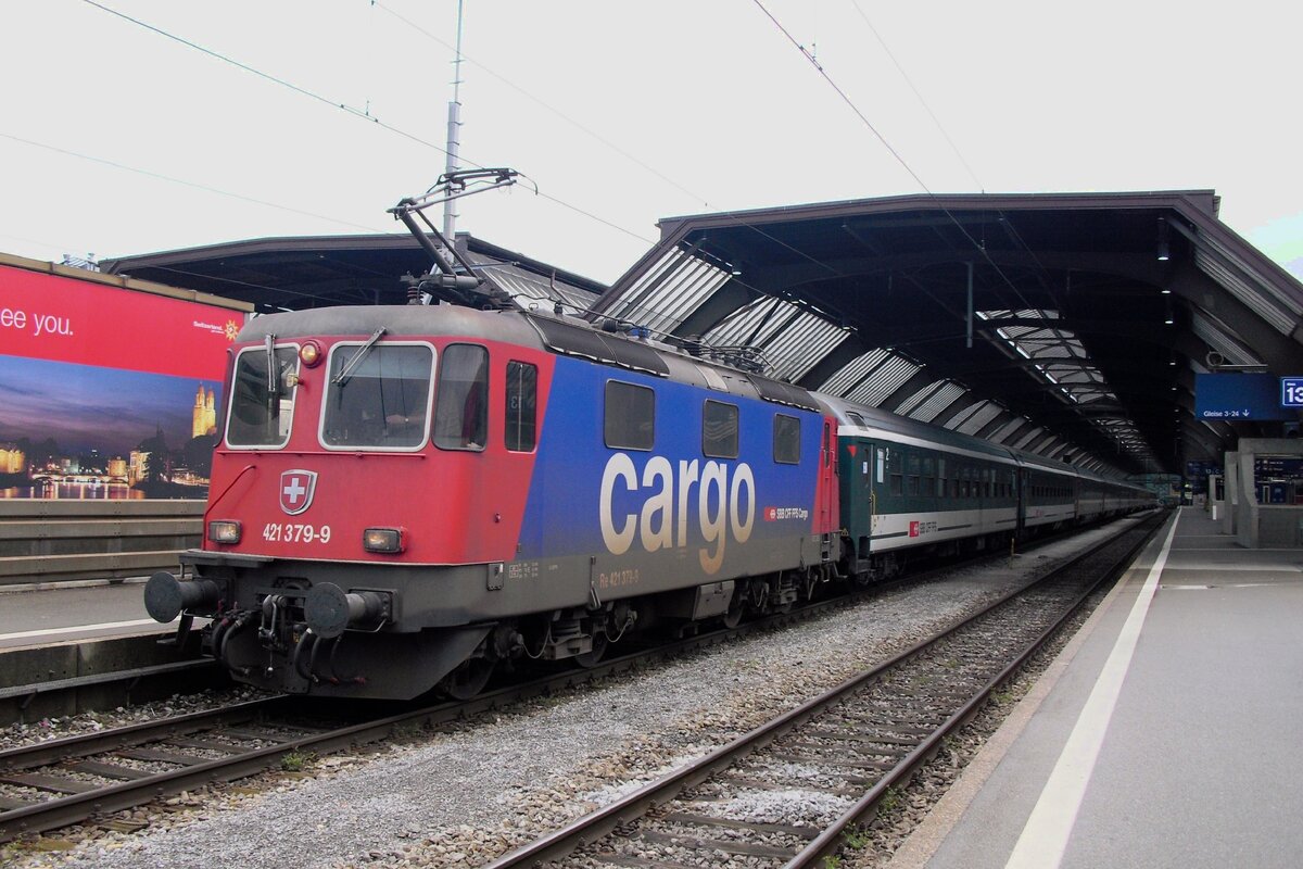 Am 18 Mai 2010 steht SBB 421 379 mit EC nach Bregenz abfahrtbereit in Z�rich HB.