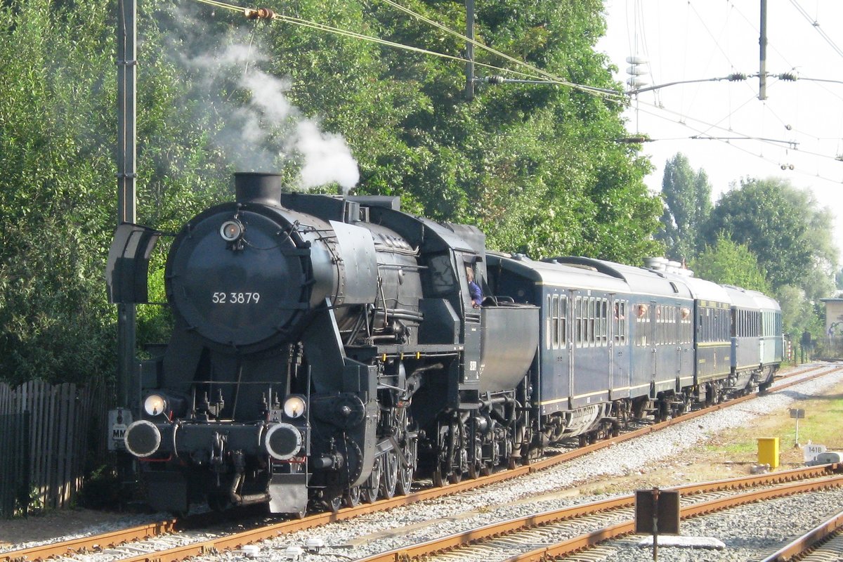 Am 2 September 2012 treft ex-BBÖ 52 3879 mit ein VSM Pendelzug in Dieren ein. 