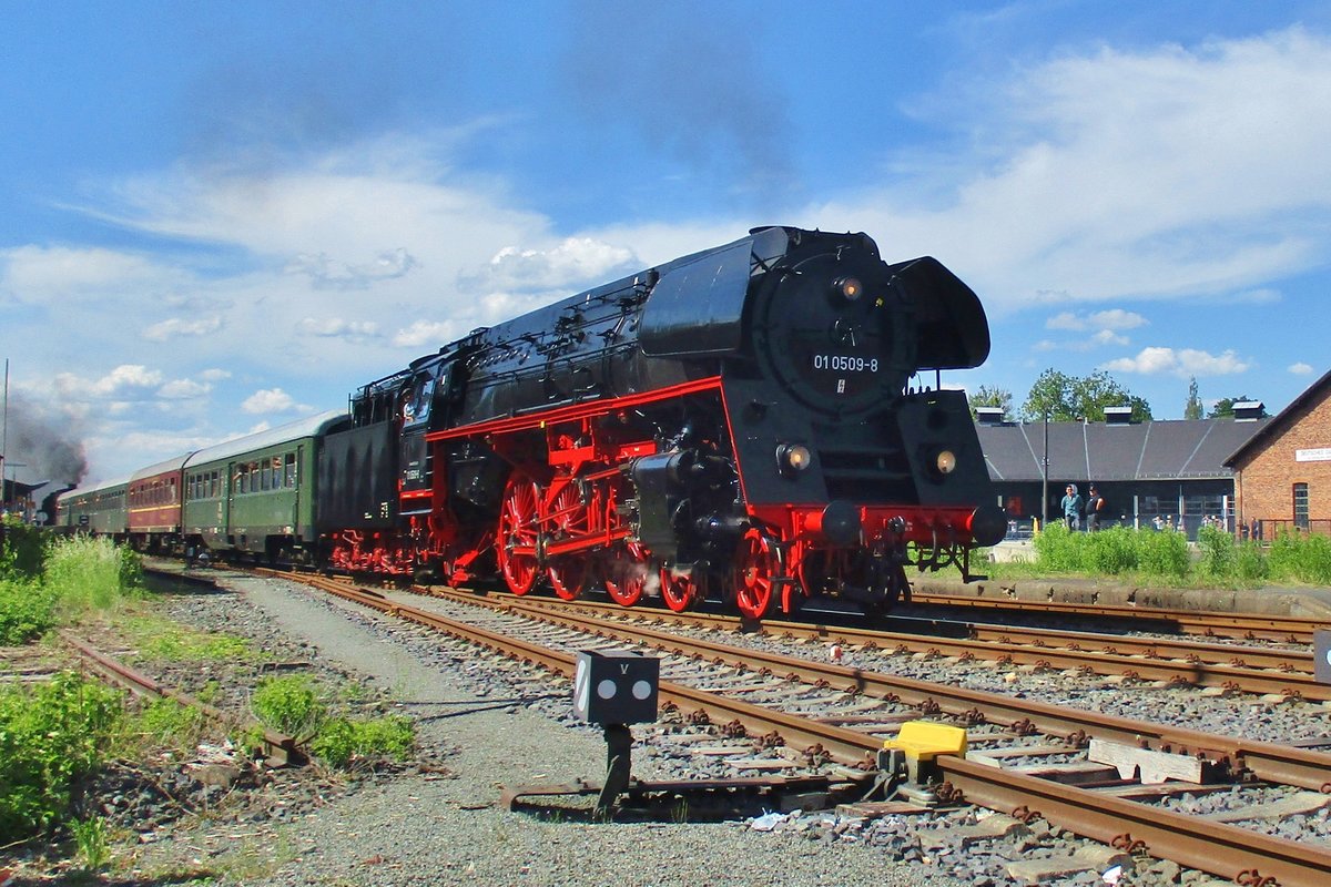 Am 20 Mai 2018 verlässt 01 0509 mit ein Dampfpendelzug über die schiefe Ebene Neuenmarkt-Wirsberg.