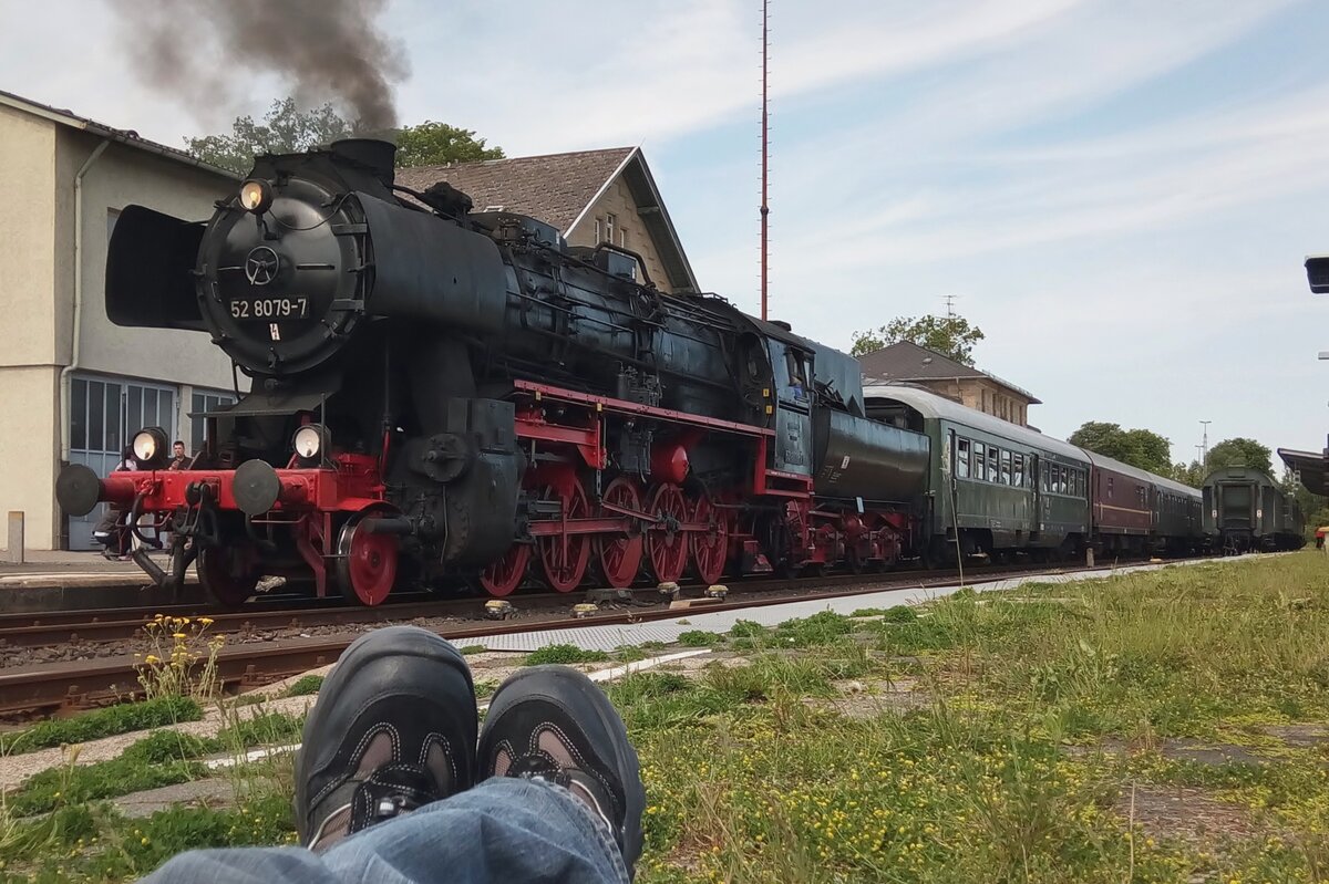 Am 22 Mai 2010 hat ihren fotograf keine Lust aktiv zu werden beim Anschauen von 52 8079 in Neuenmarkt-Wirsberg.