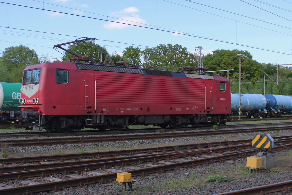 Am 26 April 2025 steht 143 020 in Bad Bentheim -eione Stunde hervor hatte sie ein Kesselwagenzug aus Osnabrück in Bad Bentheim gezogen, welcher von einer RFO 1800 in die Niederlande geschleppt wird.