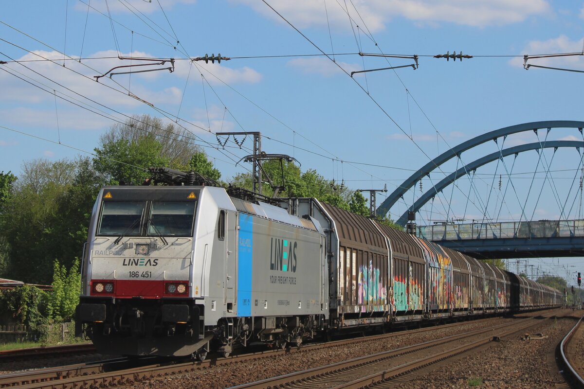 Am 26 April 2025 wird Lineas 186 451 samt Volvozug nach Antwerpen in Salzbergen vom Bahnsteig fotografiert.