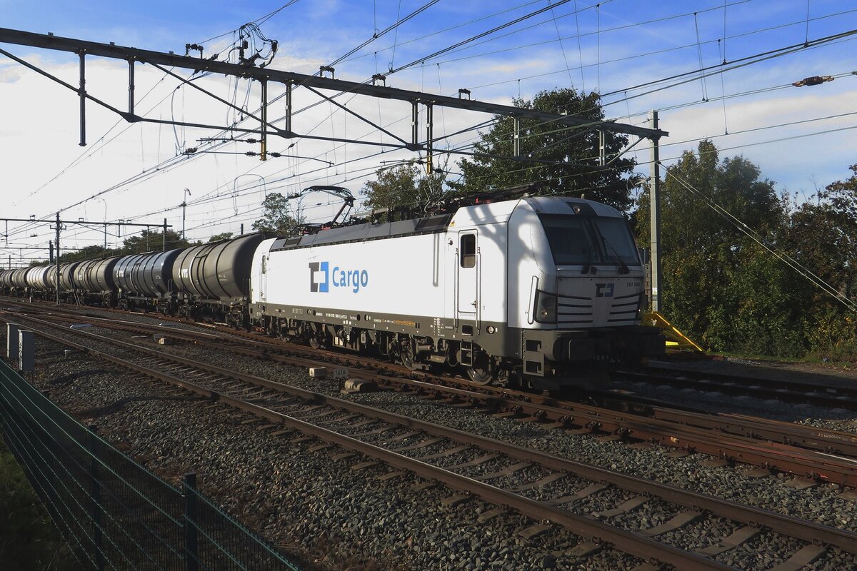 Am 26 Oktober 2022 schleppt CD Cargo 193 586 ein Kesselzug aus Nijmegen nach Arnhem und Bad Bentheim.