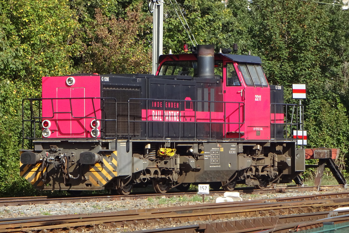 Am 3 Oktober 2019 steht IRP 2211 abgestellt in Nijmegen, nach den verkauf von 48 DM'90 Triebz�ge an FeroTrans fehlschlug. IRP 2211 hat die betroffene Triebz�ge innerhalb Nijmegen rangiert.