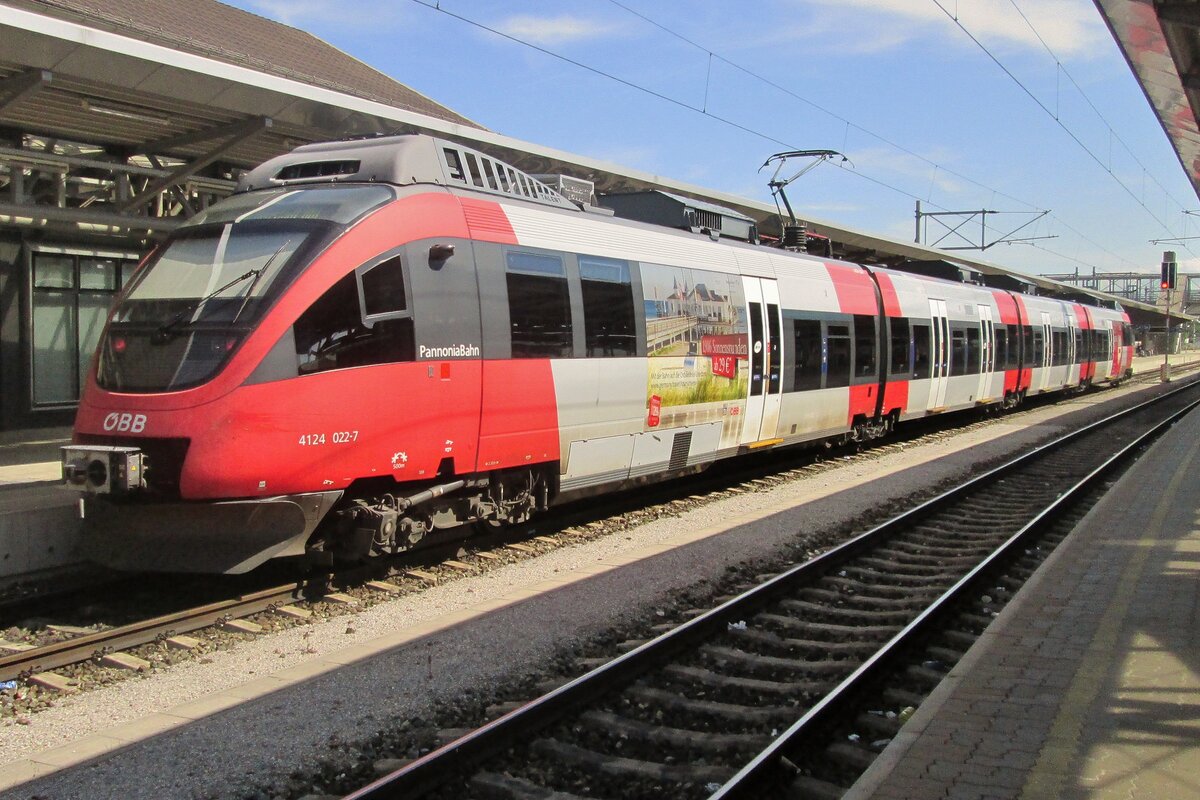 Am 31 Mai 2015 steht �BB 4124 022 'PANNONIABAHN   in Wiener Neustadt.