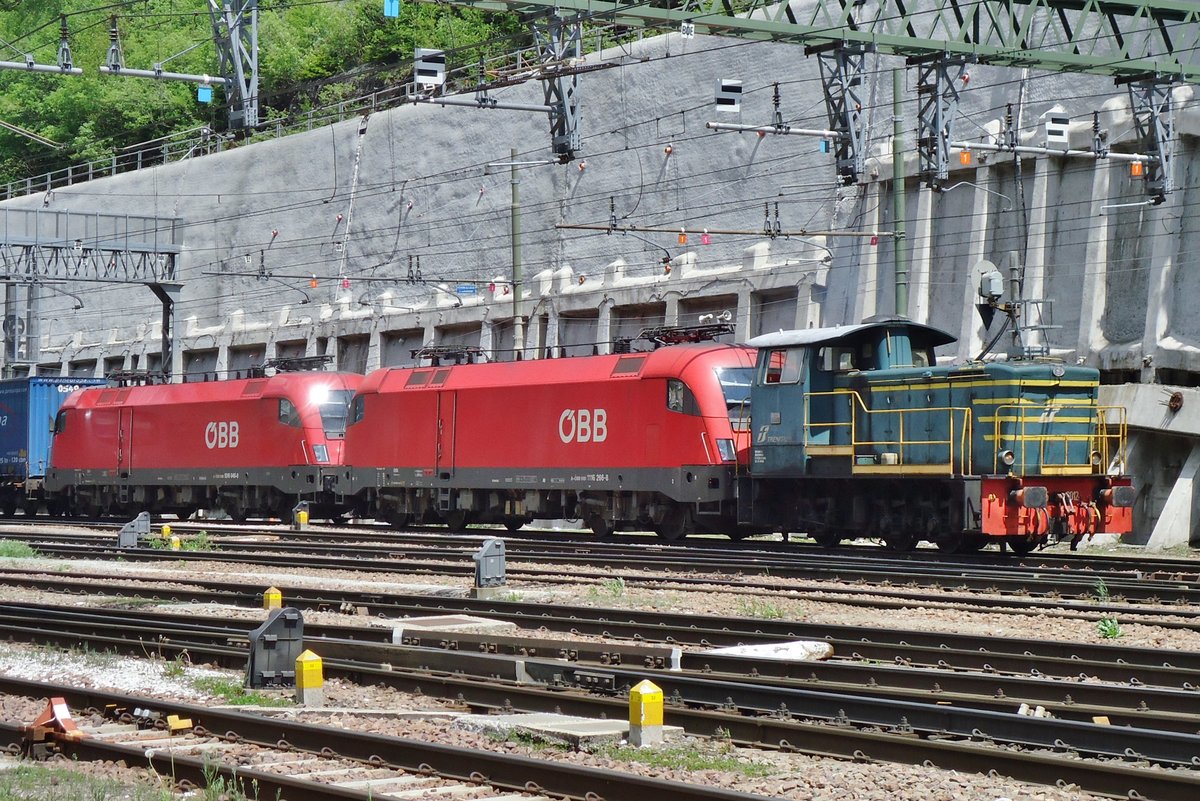 Am 4 Juni 2015 rangiert 2245 6012 zwei Tauri in Brennero zur�ck ins �sterreichisches Wechselstrombereich -wass meistens w�rtlich mit einiger Schwung passieren kann.