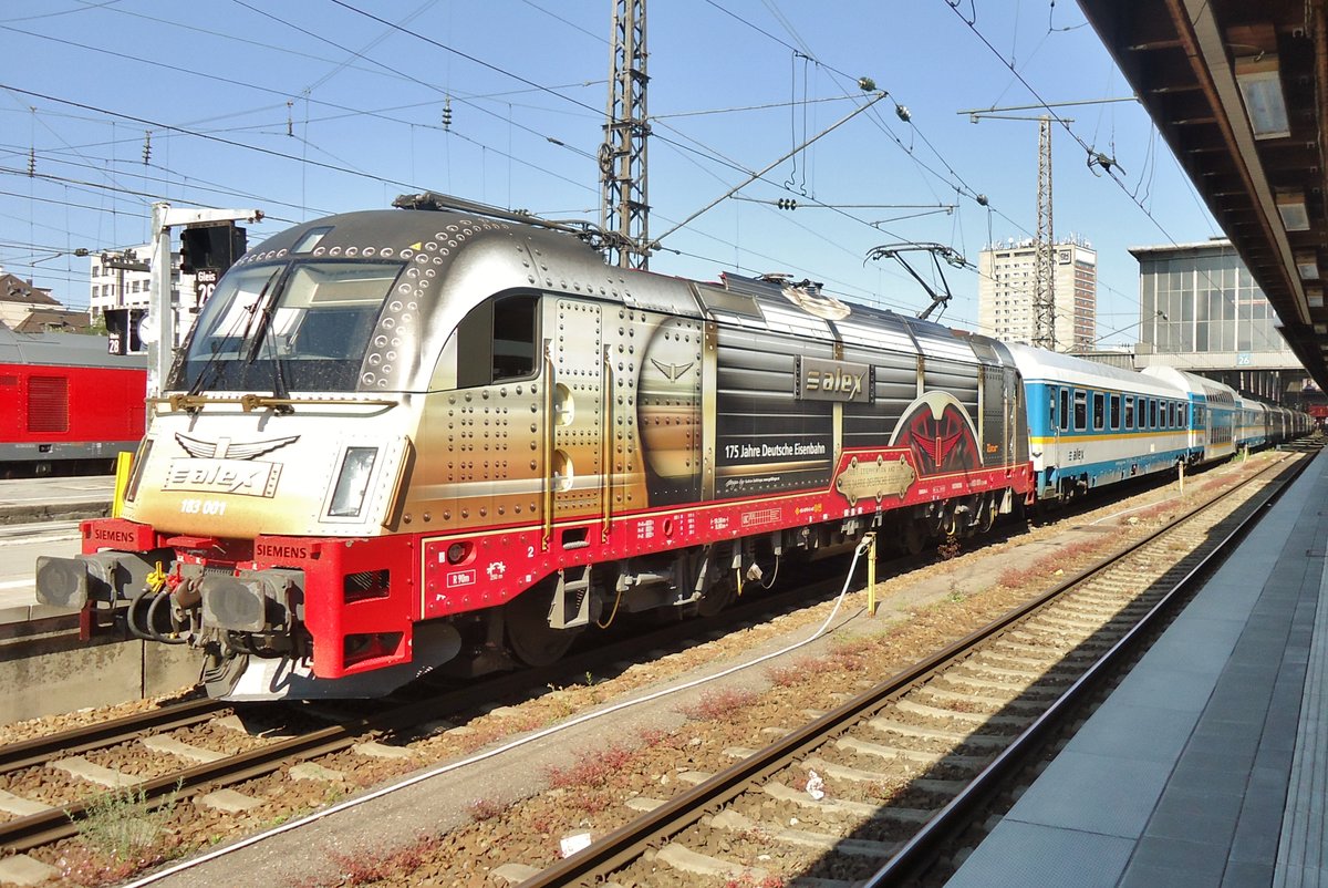 Am 4 Juni 2015 steht 183 001 in München Hbf. 