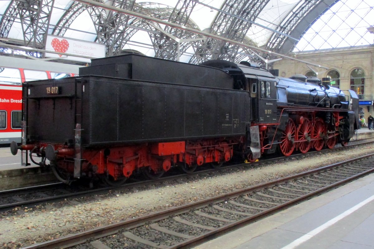 Am 7 April 2018 wurde 19 017, der Sachsenstolz, in Dresden Hbf fotografiert. 