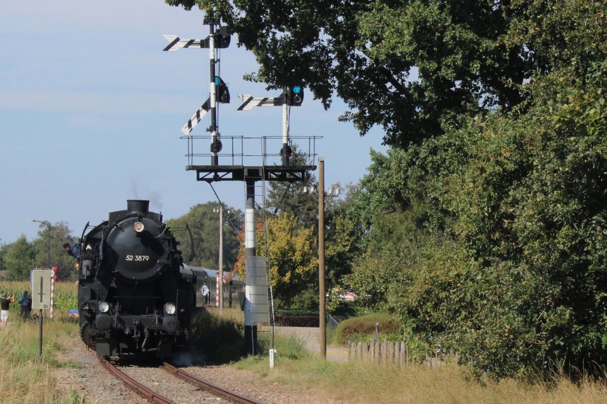 Am 7 September 2024 treft VSM 52 3879 mit Dampfpendelzug aus Apeldoorn während Terug-naar-Toen 2024 in Beekbergen ein.