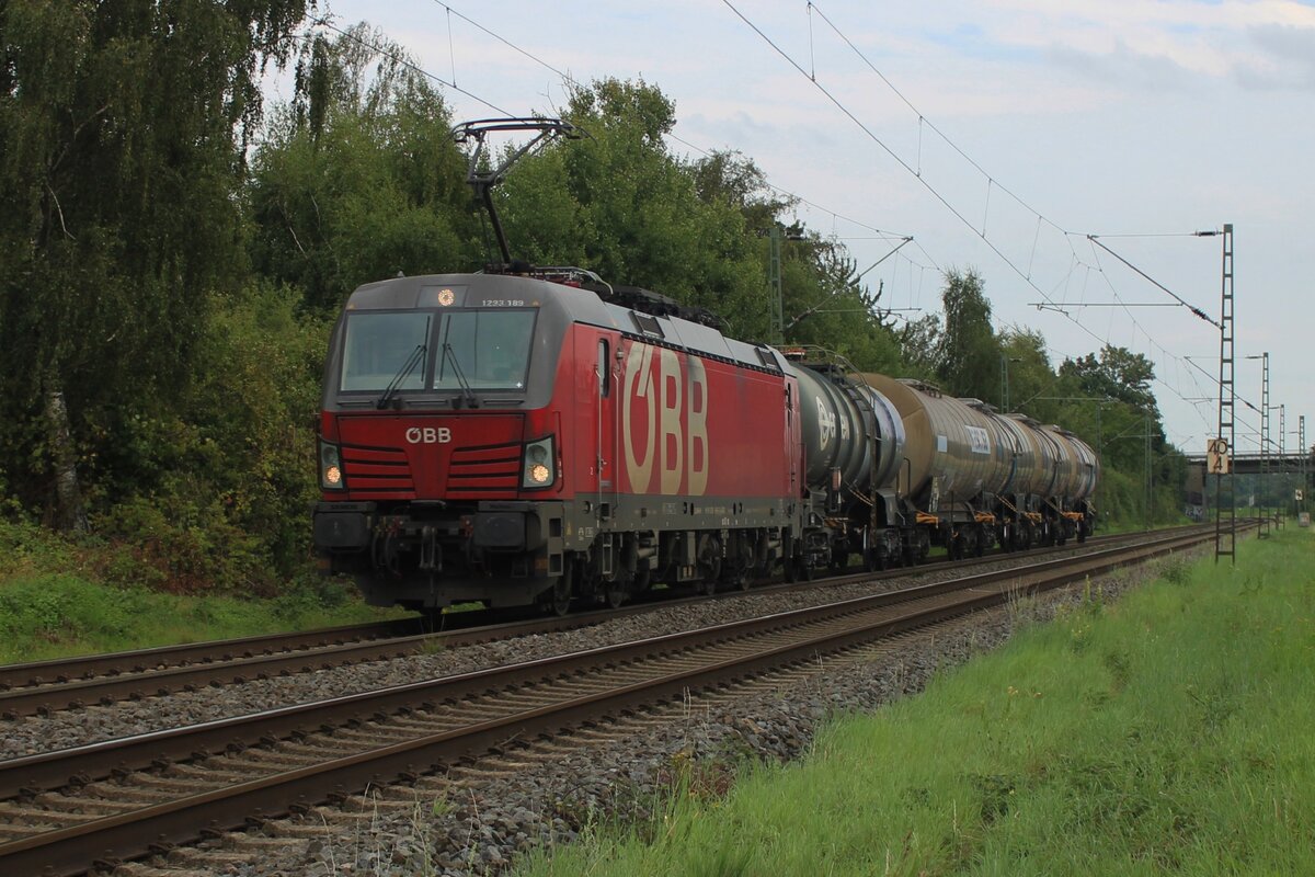 Am 8 Augustus 2025 wird �BB 1293 189 mit deren Kurzkesselwagenzug bei Kaarst vom offenbarer Weg fotografiert. 