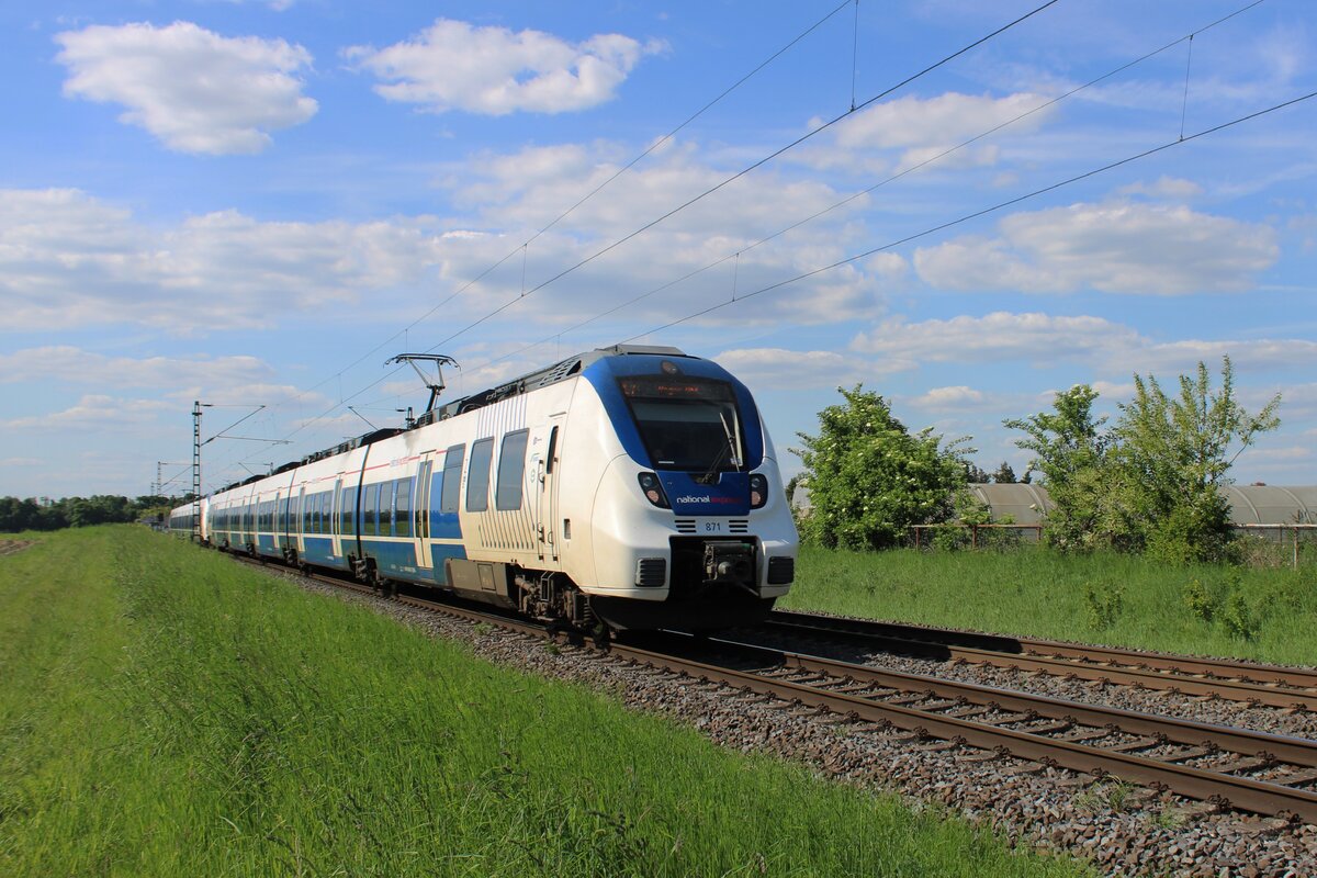 Am 8 Mai 2025 durchfahrt National Express 871 Kaarst-Broicherheide.