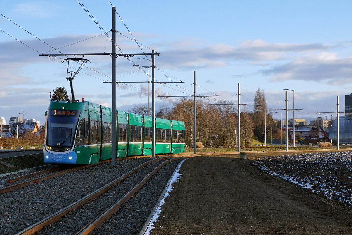Am 9. Dezember 2017 konnten die Verkehrsbetriebe Zürich sowie die Basler Verkehrsbetriebe anlässlich von grossen Tramfesten Streckenausbauten einweihen, die ab dem kommenden Fahrplanwechsel vom 10. Dezember 2017 planmässig befahren werden.
BVB Tramlinie 3
Basel - Bahnhof Saint-Louis GUT VERBUNDEN.
Die Tramlinie 3 endet heute auf der Basler Seite bei der Haltestelle Burgfelderhof.
Ab Fahrplanwechsel, 10. Dezember 2017, verkehrt die Linie 3 bis zum Bahnhof von Saint-Louis in Frankreich.
Impressionen vom 9. Dezember 2017.
Neuer Streckenabschnitt als Überlandbahn in Frankreich.
Foto: Walter Ruetsch
