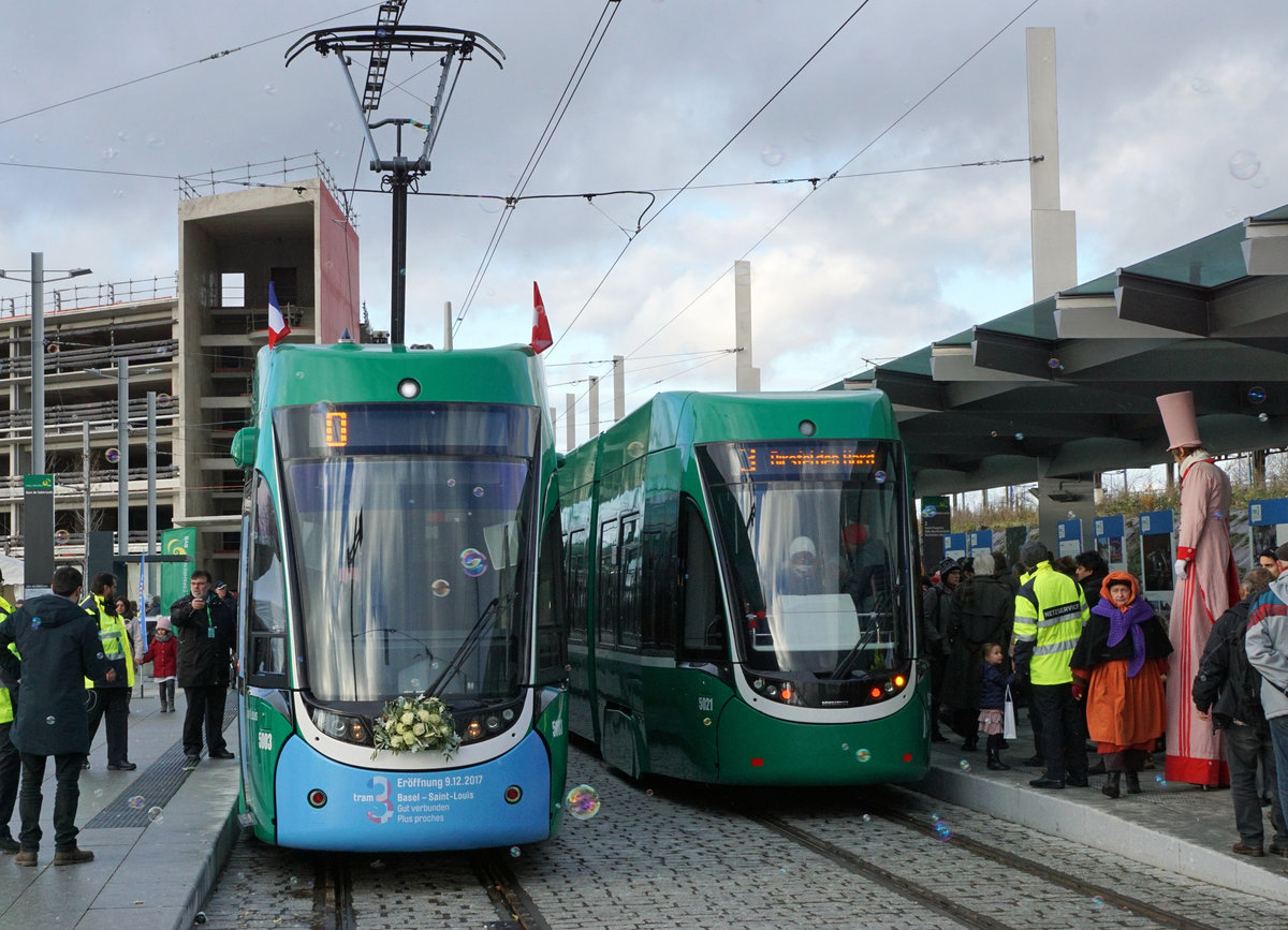 Am 9. Dezember 2017 konnten die Verkehrsbetriebe Z�rich sowie die Basler Verkehrsbetriebe anl�sslich von grossen Tramfesten Streckenausbauten einweihen, die ab dem kommenden Fahrplanwechsel vom 10. Dezember 2017 planm�ssig befahren werden.
BVB Tramlinie 3
Basel - Bahnhof Saint-Louis GUT VERBUNDEN.
Die Tramlinie 3 endet heute auf der Basler Seite bei der Haltestelle Burgfelderhof.
Ab Fahrplanwechsel, 10. Dezember 2017, verkehrt die Linie 3 bis zum Bahnhof von Saint-Louis in Frankreich.
Impressionen vom 9. Dezember 2017.
Neue Endhaltestelle neben dem SNCF-Bahnhof Saint-Louis.
Foto: Walter Ruetsch
