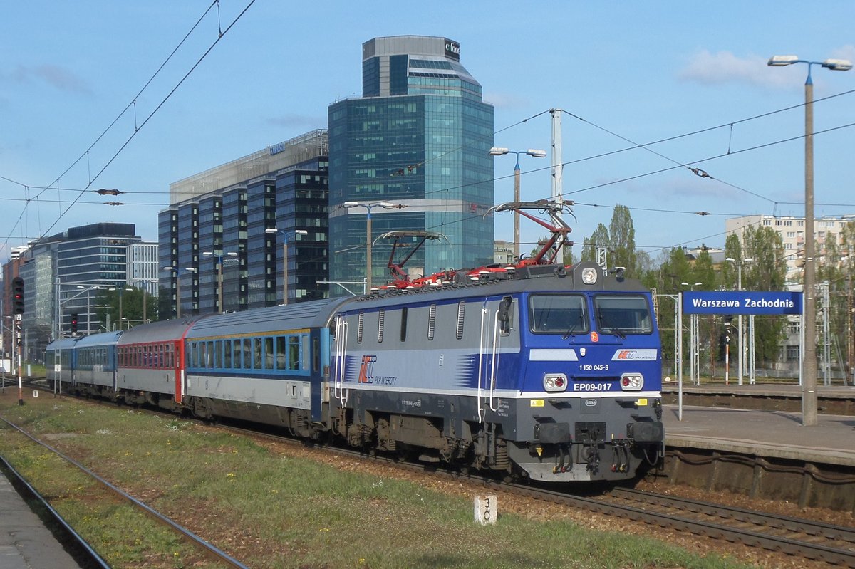 Am Abend von 2 Mai 2016 treft EP09-017 mit der EC 'JAN SOBIESKI' in Warszawa-Zachodnia (Westbahnhof) ein.