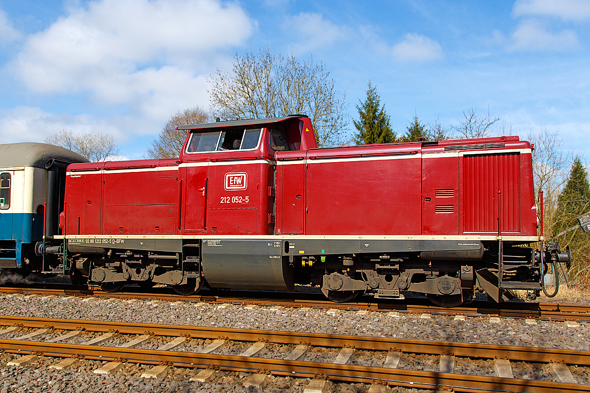
Am anderen Ende von dem Dampfsonderzug  WESTERWALD EXPRESS  HEF (Historischen Eisenbahn Frankfurt e. V. ) als Eilzug 25710  (Frankfurt a.M. - Limburg/Lahn - Hachenburg) befand sich die 212 052-5  (92 80 1212 052-5 D-EFW) der EfW Verkehrsgesellschaft mbH, ex DB 212 052-5, ex DB V 100 2052, hier am 22.03.2015 im Bahnhof Hachenburg. 

Die V 100.20 wurde 1963 von MaK in Kiel unter der Fabriknummer 1000188 gebaut und an die  Deutsche Bundesbahn als V 100 2052 geliefert.  Zum 01.01.1968 erfolgte die Umzeichnung in 212 052-5, als diese fuhr sie auch bis zur Ausmusterung am 24.09.2001 bei der DB. Über ALSTOM Lokomotiven Service GmbH, Stendal kam sie dann zur EfW-Verkehrsgesellschaft mbH, die Übergabe erfolgte am 31.03.2004 nach erfolgreicher HU.