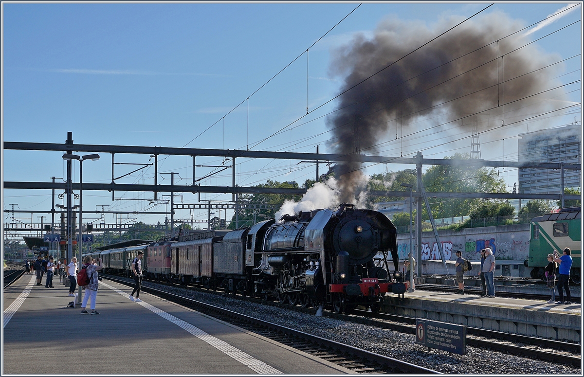 Am andern Zugsende dann das Objekt der Begierde, die SNCF 141 R 568! Leider ziemlich im Gegenlicht. 

Weshalb durch ein relativ komplizierts Man�ver die Re 4/4 II zwischen den Postwagen und die Reiszugwagen eingereiht wurde, war allen Fotografen ein R�tsel. 

Morges, den 8. Juni 2019