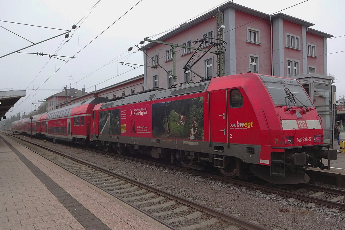 Am grauen 3.Januar 2020 steht DB Regio 146 236 mit der RE aus Konstanz in Singen (Hohentwiel). 
