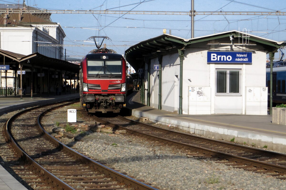 Am Kopf! Rail Force One aus die Niederl�nde schickt in 2020 deren Mietlok 193 627 in die Tschechei. RegioJet hat der Zuschlag f�r die Rychlik-Z�ge Brno--Prerov--Bohum�n gewonnen und brauchte jeder Mietlok der frei war. Und zo gab es am 21 September 2020 RFO 193 627 in vollen Glanz mit ein Regiojet in brno hl.n.