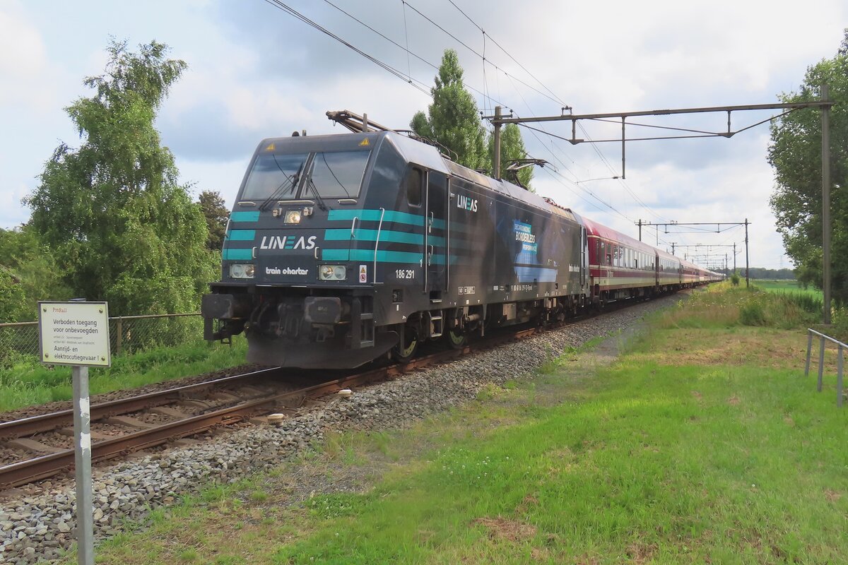 Am Morgen von 24 Juli 2024 durchfahrt Lineas/TCS 186 291 mit ein umgeleiteter Nachtzug aus Praha Niftrik. TCS und LIneas arbeiten zusammen mit der European Sleeper Nachtz�ge zwischen Bruxelles-Midi und Praha hl.n.