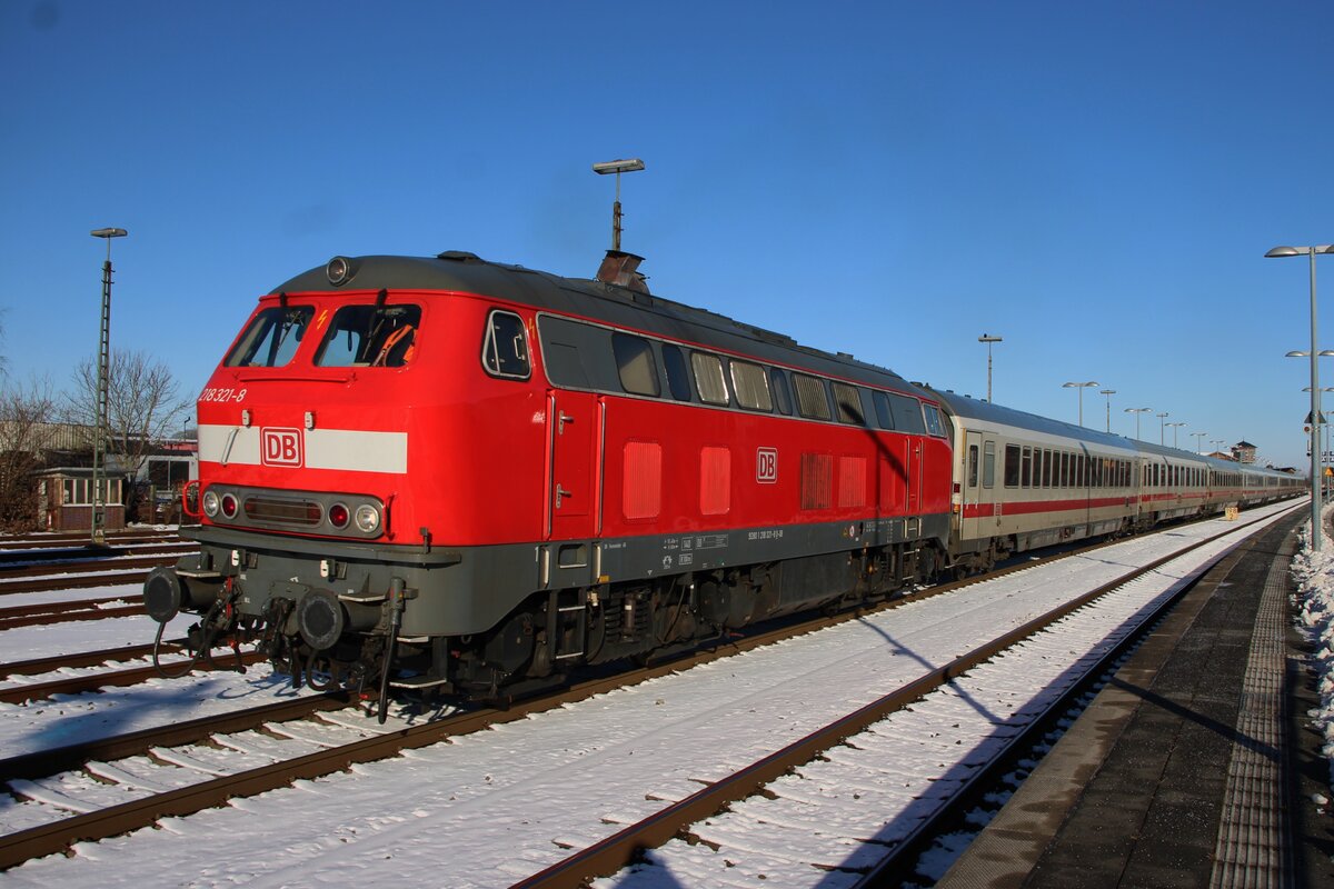 Am Nachmittag von 14 Februar 2026 zieht 218 321 der IC 2375 aus Niebüll nach Itzehoe, wo einer 101er den Diesellok ersetzen wird.
