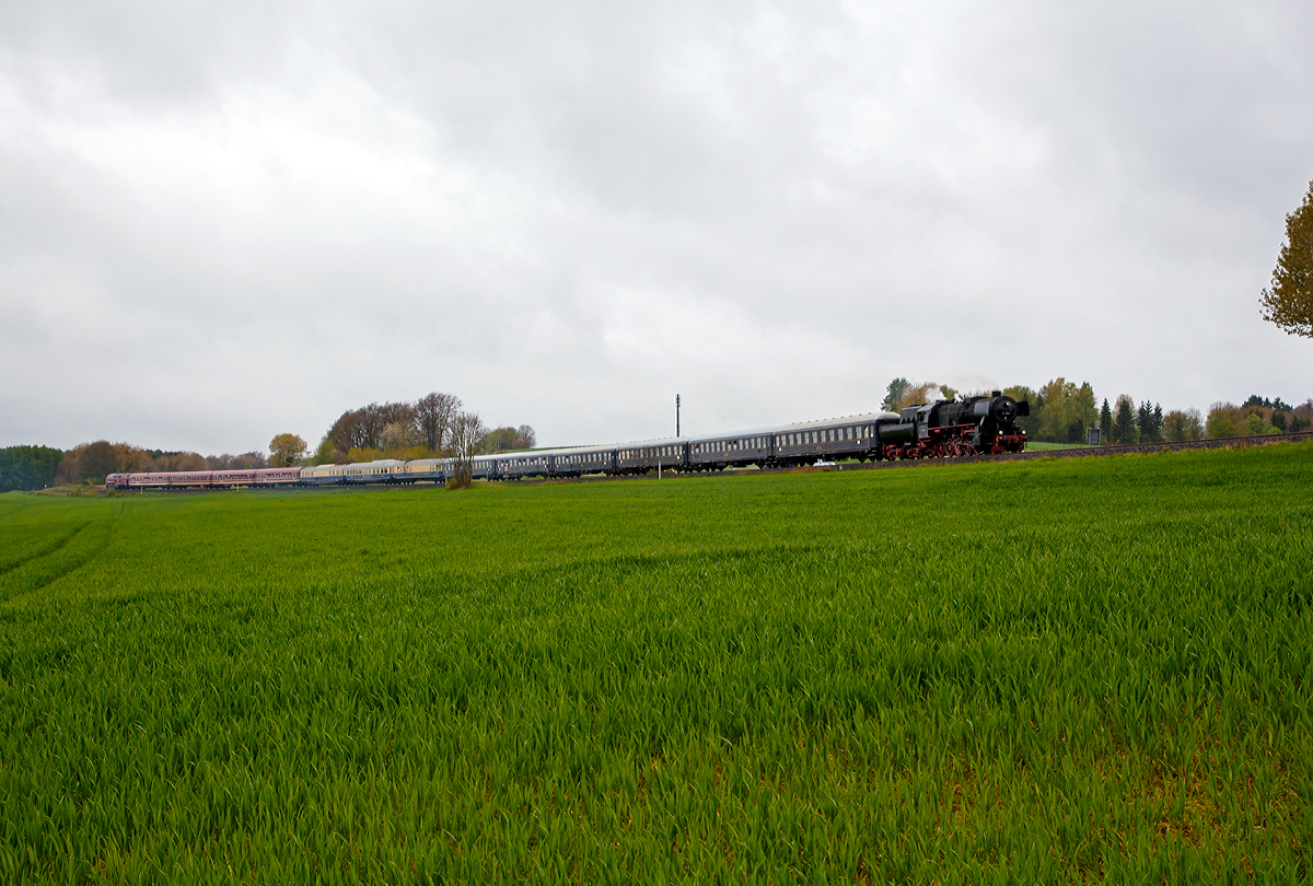 
Am Samstag den 22. April 2017 fand die Dampflokrundfahrt vom Rhein durch den Westerwald an die Lahn statt. Das Moto war  Mit Volldampf in den Frühling , wobei hier sieht man gerade nicht viel Dampf, da die Loks auf dem Stück nicht arbeiten müssen, aber dafür den Zug in voller Länge. Veranstalter war die Eifelbahn Verkehrsgesellschaft mbH (http://www.zugtouren.de).

Hier zieht die Güterzug-Dampflokomotive 52 4867 der HEF (Historische Eisenbahn Frankfurt e.V.), ex GKB 152.4867, ex ÖBB 152.4867, den aus 13 Wagen bestehenden Zug, mit Waggons des Classic Couriers und des legendären Rheingolds, über die Oberwesterwaldbahn in Richtung Hachenburg. Hier kurz vor Hachenburg. Am Zugschluß befindet sich noch als Nachschiebelok die altrote 215 086-0 eigentlich 225 086-8 (92 80 1225 086-8 D-EVG) der Eifelbahn Verkehrsgesellschaft mbH.