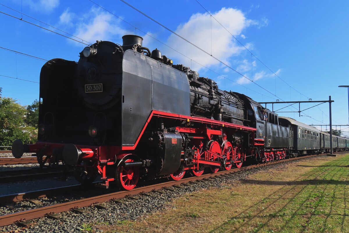 Am Samstag 28 September 2024 wurden drei Dampfpendelz�ge zwischen 's-Hertogenbosch und Nijmegen gefahren von VSM's eigener 23 076 und 50 307. Wegen Versp�tung m�sste jedoch die 1.Dampfpendelzug ausserplanm�ssig in Oss Halt machen. Hier steht 50 307 mit deren Zug in Oss und wartet bis die Normalz�ge vorbei sind. F�r die 50 307 war es die 1. Hauptlinienfahrt seit deren R�ckbau aus 50 3564 in 2012. Dieses Bild wurde vom offenbarer Platz gemacht.