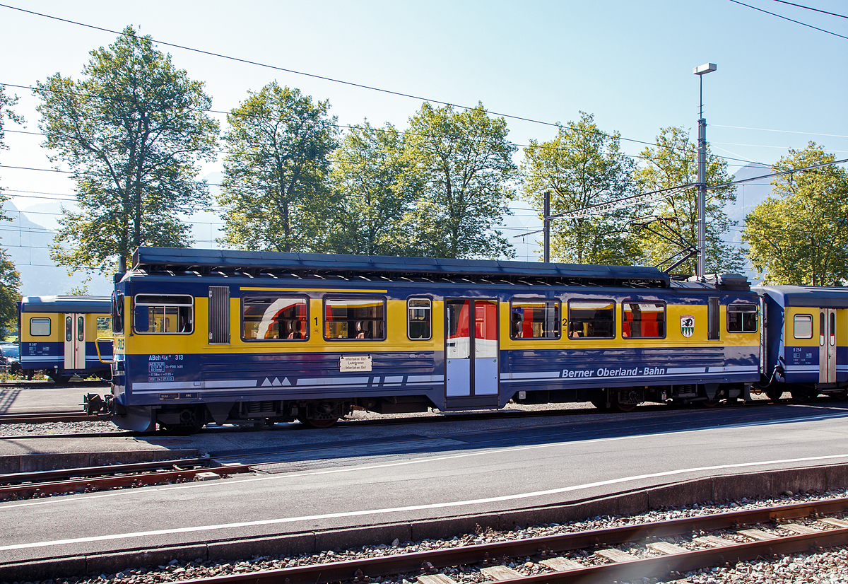 
Am Schluss eines einfahrenden BOB-Zuges in den Bahnhof Interlaken Ost am 24.09.2016, der BOB-Triebwegen ABeh 4/4 II 313  Lauterbrunne .

Aufgrund gestiegener Fahrgastzahlen zwischen Interlaken Ost-Grindelwald sowie Lauterbrunnen entschied die Berner Oberland drei Hochleistungstriebwagen für Adhäsion/Zahnrad zu beschaffen und gab den Bauauftrag der Schweizerischen Lokomotiven und Maschinenfabrik Winterthur SLM, die diese 1986 baute und 1986/1987 ablieferte. Die elektrische Ausrüstung ist von ABB in Zürich.

Der Wagenkasten wurde in Stahlleichtbauweise mit gesickten Wänden gefertigt, um so Gewichtseinsparungen zu erreichen. Der Transformator wurde als Unterflurbauart zwischen den beiden Antriebsdrehgestellen eingebaut und ist das schwerste Bauteil. Die Bremswiderstände für die elektrische Bremse kamen aufs das Das der Triebwagen, ebenso der Einholmstromabnehmer.  Auf ein Gepäckabteil konnte verzichtet werden, weil man in jedem Zug einen Gepäckwagen bzw. Kombiwagen mit sich führte. Um genügend Plätze anbieten zu können, wurde der Einstieg in die Mitte mit zwei Ausschwingtüren gesetzt.

Die ABeh 4/4 II erhielten drei unabhängige Bremssysteme: 1.Zahnrad; 2.Luftbremse  und 3. Federspeicherbremse, sowie zusätzlich eine Klinkenbremse um ein Rückrollen im Zahnrad zu verhindern. 


Technische Daten der  ABeh 4/4 II 311-313
Anzahl gelieferte Fahrzeuge: 3
Spurweite: 1.000 mm (Meterspur)
Zahnstangensystem: Von Roll mit der Verzahnungsgeometrie Riggenbach
Achsfolge: 	Bo' zz Bo' zz 
Stromsystem: 1500 V  DC (Gleichstrom)
Länge über Kupplung:	17.584 mm
Breite: 2.683 mm
Höhe: 3.791 mm
Achsstand im Drehgestell: 2.880 mm
Gewicht: 44,7 t
Übersetzung Adhäsion: 1 :  7,7
Übersetzung Zahnrad:	 1 : 6,58
Triebraddurchmesser:	 870 mm
Zahnraddurchmesser:	 732 mm
Stundenleistung:  1.256 kW
Höchstgeschwindigkeit: 70 Km/h
Zugkraft bei Stundenleistung: 131kN
Anfahrzugkraft: 300kN
Anhängelast bei 12 % Steigung (Zahnstange): 110t
Sitzplätze 1.Klasse: 12
Sitzplätze 2.Klasse: 24
Kupplungssystem: Halbautomatische +GF+ Kupplung wie Brünigbahn


Die BOB:
Die Berner Oberland-Bahn (BOB) ist eine Schmalspurbahn im Berner Oberland in der Schweiz. Diese Meterspurbahn wurde am 1. Juli 1890 eröffnet und am 17. März 1914 elektrifiziert. Sie führt von Interlaken Ost über Zweilütschinen nach Lauterbrunnen beziehungsweise Grindelwald. 

Bei der Planung der Strecke richtete man sich nach der bei der Brünigbahn und später auch der Luzern-Stans-Engelberg-Bahn verwendeten Spurweite von 1.000 mm und dem Zahnstangensystem Riggenbach, so dass es möglich ist, Rollmaterial auszutauschen. Wegen der unterschiedlichen Fahrdrahtspannungen, die Zentralbahn verwendet Einphasenwechselstromsystem mit 15 kV und 16,7 Hz, gilt das nur noch für die Wagen und die thermischen Triebfahrzeuge. Jedoch wird darauf geachtet, dass die Vielfachsteuerleitung der Wagen mit den fremden Triebfahrzeugen funktioniert. Im Regelbetrieb verkehren jedoch keine durchgehenden Wagen oder Züge mehr.

Der Streckenverlauf entspricht einem Ypsilon und beginnt am Bahnhof Interlaken Ost, wo Anschlüsse zur normalspurigen Streckeund zur meterspurigen Brünigstrecke der Zentralbahn bestehen. Zwar bestehen in Interlaken Ost Gleisverbindungen zur Brünigbahn, wegen der unterschiedlichen Fahrdrahtspannungen benutzt aber jede Gesellschaft separate Gleise. Die Strecke führt zunächst über Wilderswil nach Zweilütschinen. In Wilderswil beginnt im Bahnhof die Schynige Platte-Bahn (SPB), in Zweilütschinen teilt sich die Strecke nach Grindelwald und Lauterbrunnen. Auf der Strecke nach Lauterbrunnen befinden sich zwei Zahnstangenabschnitte, die Maximalsteigung beträgt hier 96‰.

In Richtung Grindelwald liegt der erste Zahnstangenabschnitt auf ganzer Länge zwischen den Bahnhöfen Lütschental und Burglauenen mit einer Maximalsteigung von 120‰. Der zweite befindet sich auf den letzten 1,5 km vor dem Bahnhof Grindelwald. In Grindelwald und Lauterbrunnen besteht eine Umsteigemöglichkeit zur Wengernalpbahn (WAB) nach Wengen und auf die Kleine Scheidegg. In Lauterbrunnen liegt neben dem Bahnhof die Talstation der Bergbahn Lauterbrunnen–Mürren (BLM).

Der inzwischen eingestellte Güterverkehr mit Rollschemeln der Brünigbahn war nur auf den Adhäsionsstrecken, d. h. zwischen Interlaken Ost und Lütschental, zulässig. Für den Gütertransport nach Grindelwald und Lauterbrunnen waren neben den üblichen gedeckten und offenen Güterwagen auch Behältertragwagen und Kesselwagen vorhanden.

Streckenlänge: 	23.69 km
Spurweite: 	1000 mm (Meterspur)
Stromsystem: 	1500 V DC
Maximale Neigung: Adhäsion 27 ‰ / Zahnstange 120 ‰
Zahnstangensystem: 	Von Roll mit der Verzahnungsgeometrie Riggenbach

System von Roll: Firma von Roll (heute Tensol), Lamellenzahnstange. Wie beim System Abt besteht diese Zahnstange aus einem Flachstahl, in den die Zähne mit der Verzahnungsgeometrie der Systeme Riggenbach und Strub eingefräst werden. Die Zahnstange kommt in erster Linie bei Neubauten sowie beim Ersatz alter Zahnstangen nach den Systemen Riggenbach oder Strub zur Anwendung, da sie in der Herstellung günstiger und in der Anwendung flexibler ist als die Originalfertigung nach Riggenbach oder Strub. Die Zahnstange kann auch durchgehend verschweißt werden.
