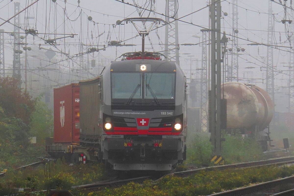 Am sehr nebligen 23 Oktober 2024 verl�sst SBBCI XLoad 193 542 mit ein KLV f�r Kijfhoek Emmerich. Ab 1 November wird die Strecke Emmerich--Oberhausen massiv ausgebaut werden.