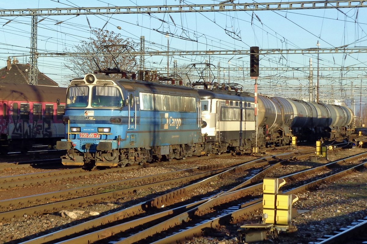 Am Sylvester 2016 zieht CDC 230 095 ein LokoTrain-Kesselwagenzug durch Bratislava hl.st.